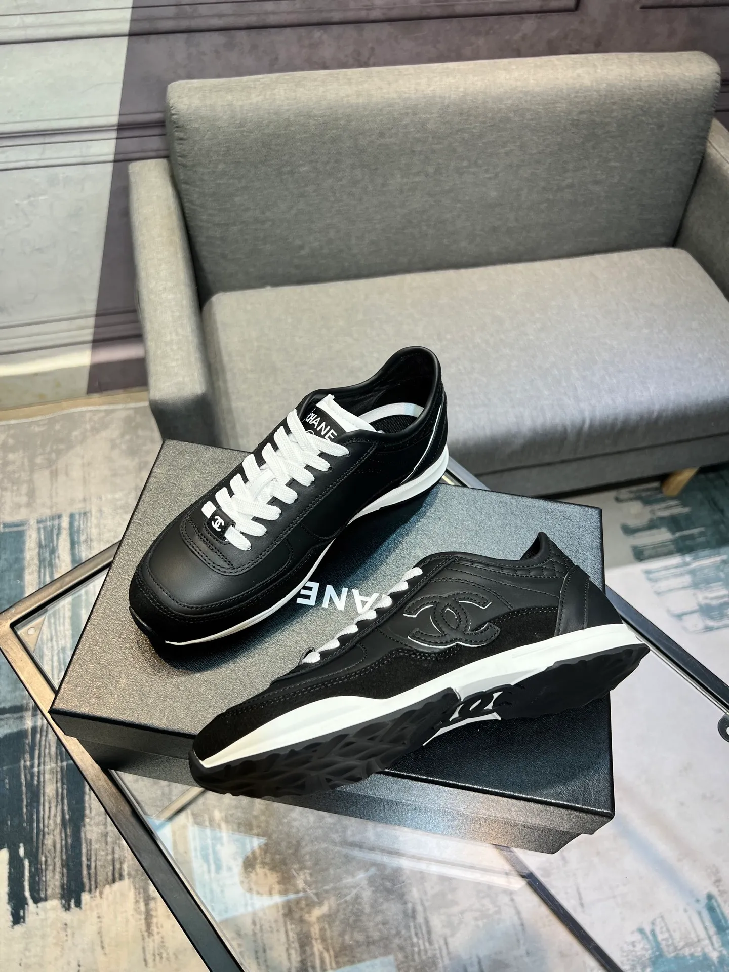 Men's men's shoes 💰620 Exclusive real shot (top version) CHANEL Chanel 2025ss color matching thick-soled casual sports shoes and sneakers. The counter is synchronized. The counter is very popular. A shoe that is very difficult to buy. The most popular thick-soled panda shoes on the Internet. It can be imagined that Xiaoxiang control can't miss it. It has both good looks and comfort. Simple and versatile white shoes. The thick sole increases the height and is super versatile. Close your eyes and wear it. Whoever wears it will look better. Upper: calfskin Lining: imported sheepskin lining Outsole: TPU original outsole Size: 35-44 (customized for women 41 and 40, and 45 for men)